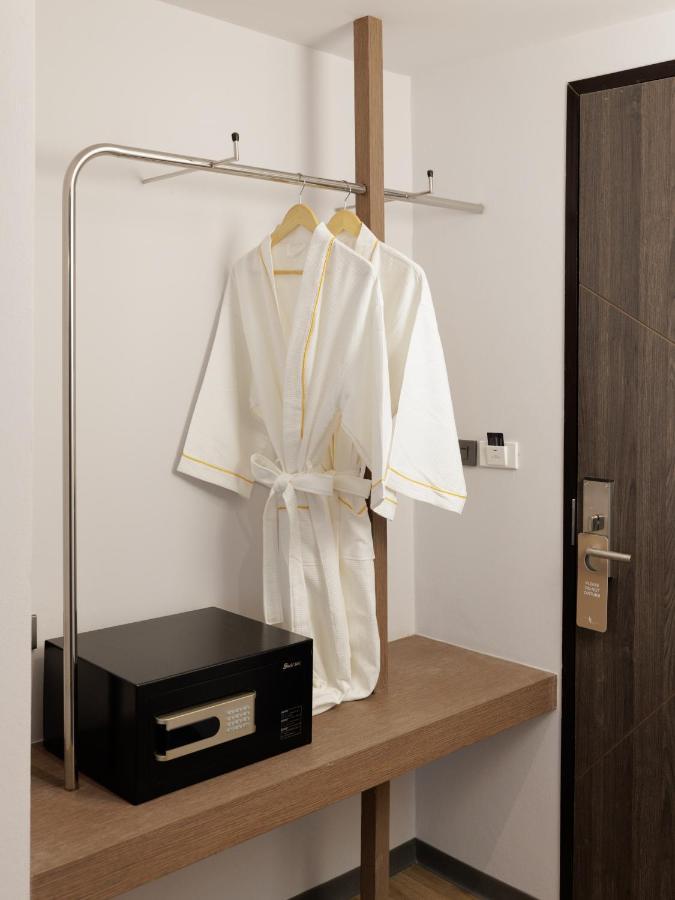 Pure Eleven Hotel Bangkok Makkasan Bagian luar foto