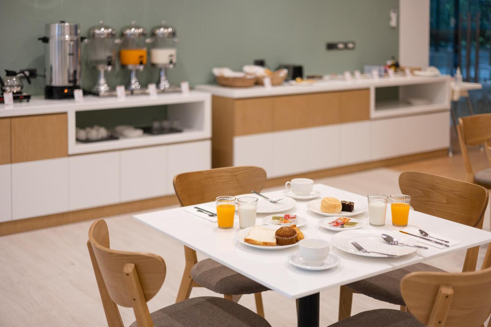 Pure Eleven Hotel Bangkok Makkasan Bagian luar foto