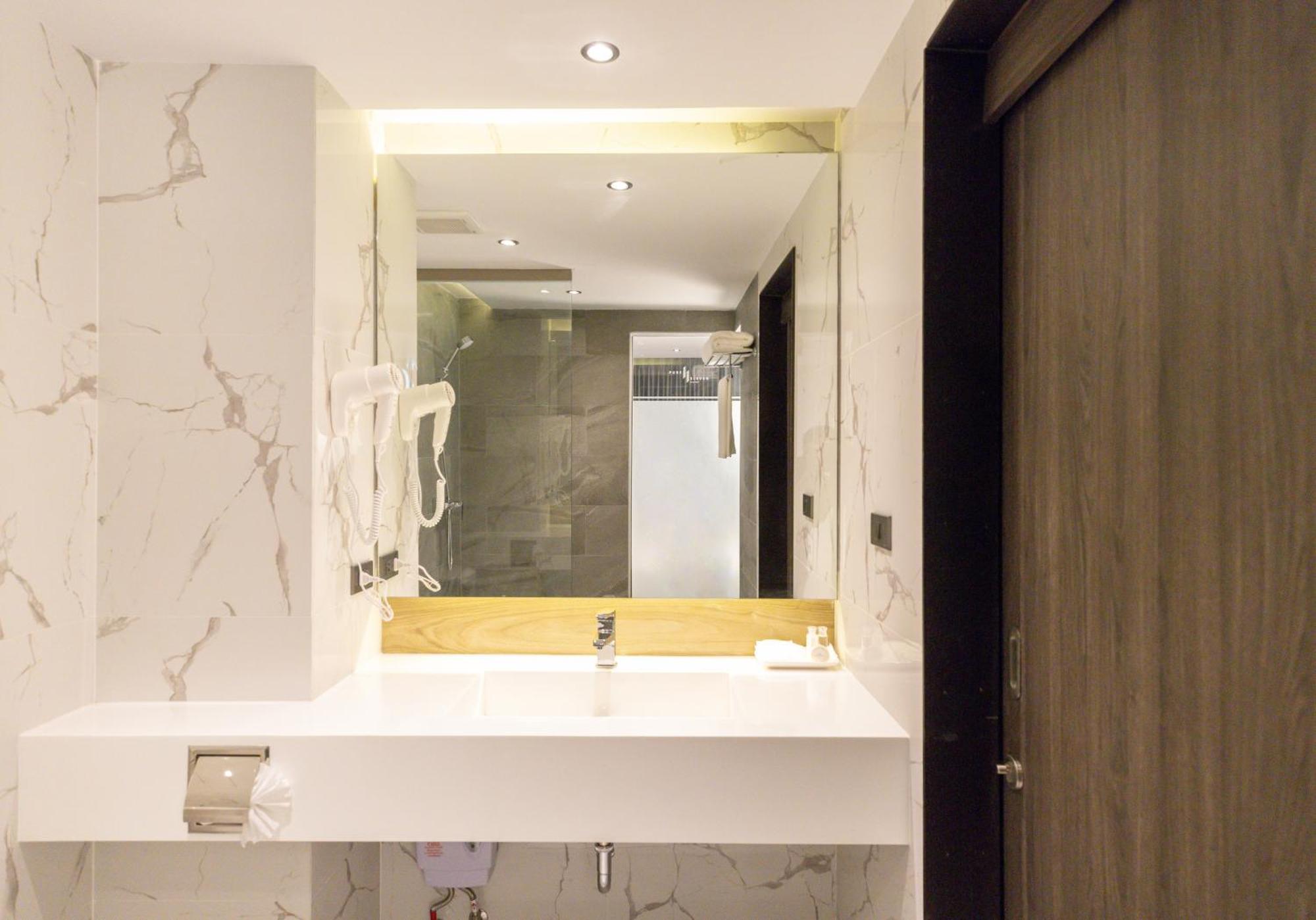 Pure Eleven Hotel Bangkok Makkasan Bagian luar foto