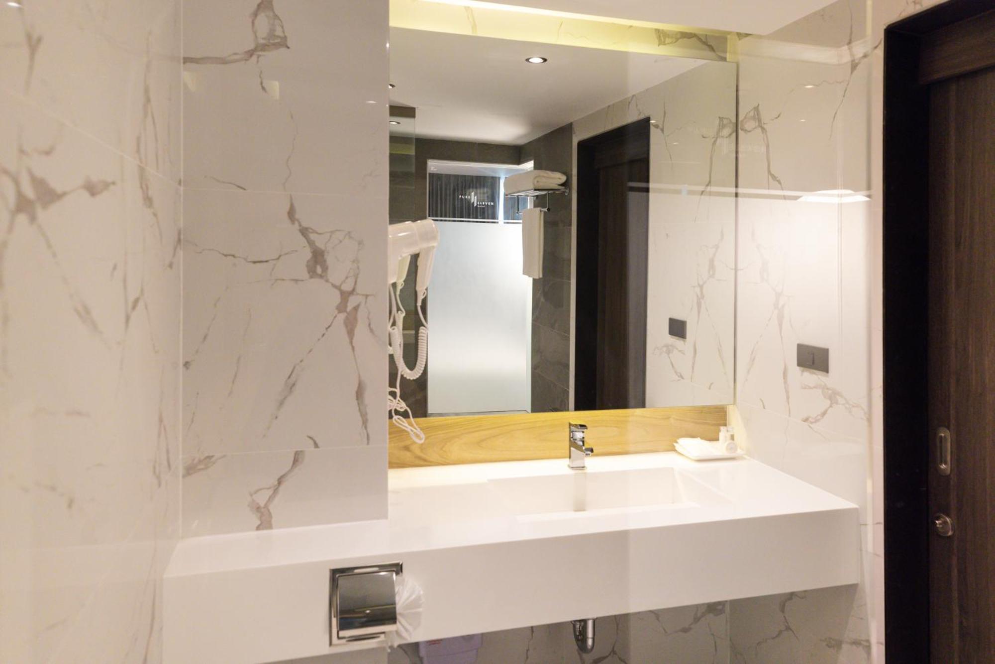 Pure Eleven Hotel Bangkok Makkasan Bagian luar foto