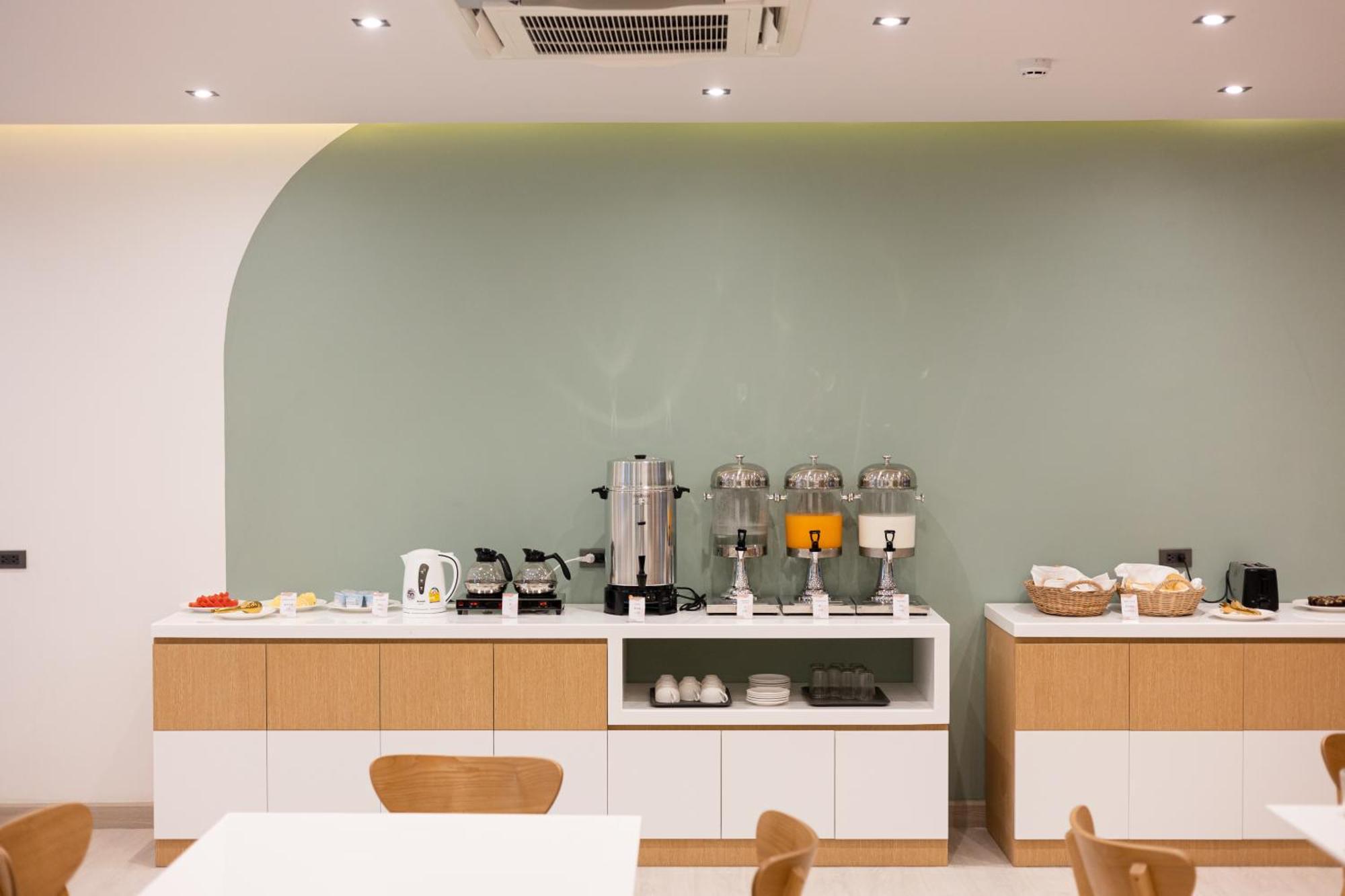 Pure Eleven Hotel Bangkok Makkasan Bagian luar foto